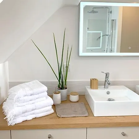 With 2 Bedrooms In With Wifi Apartment