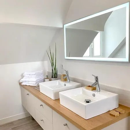 Apartment With 2 Bedrooms In With Wifi *